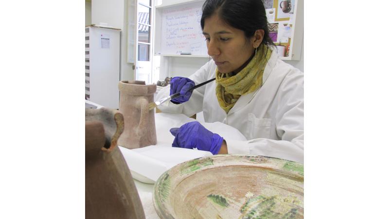 Practicante ejecutando trabajos de intervención sobre prototipos de cerámica. (Archivo CNCR, Reyes, B. 2018)